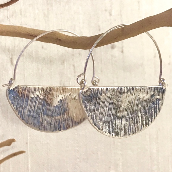 ⚪️Rylan Crescent Hoops⚪️ - Picture 2 of 8